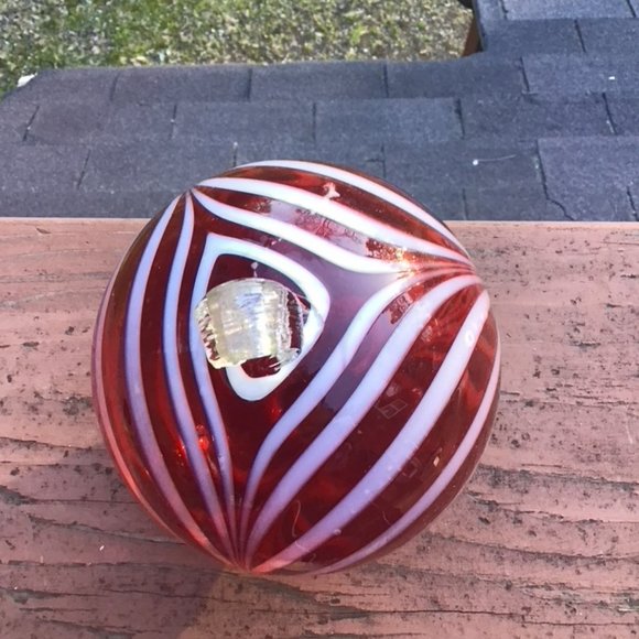 🌟🔴 Striking Vintage Art Glass Sphere: Red Swirl Ornament - Picture 3 of 5